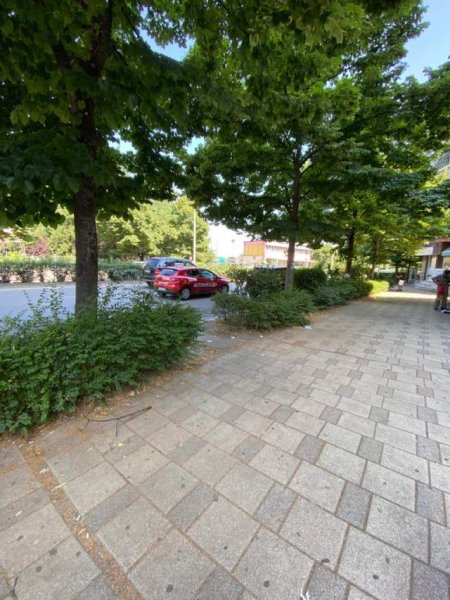Tirane, jepet me qera ambjent biznesi Kati 0, 105 m² 1.500 Euro (Rruga Muhamet Gjollesha)