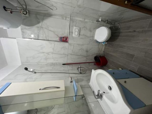 Tirane, jepet me qera garsonier Kati 3, 45 m² 350 Euro (Rruga e Barrikadave)