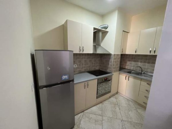 Tirane, jepet me qera garsonier Kati 3, 45 m² 350 Euro (Rruga e Barrikadave)