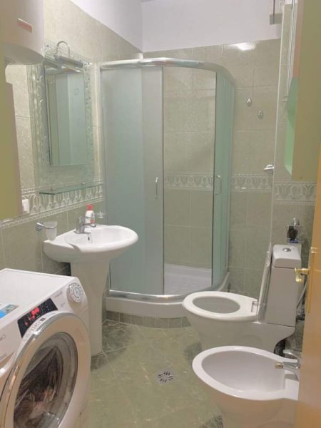 Tirane, jepet me qera apartament 1+1+BLK Kati 7, 75 m² 450 Euro (Kompleksi Kika,Komuna e Parisit)