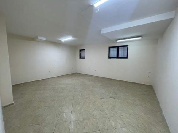 Tirane, jepet me qera Vile Kati 4, 750 m² 4.000 Euro (Kopshti zoologjik)