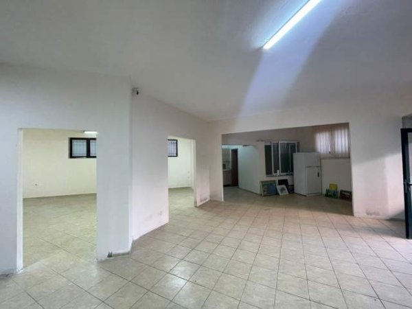 Tirane, jepet me qera Vile Kati 4, 750 m² 4.000 Euro (Kopshti zoologjik)