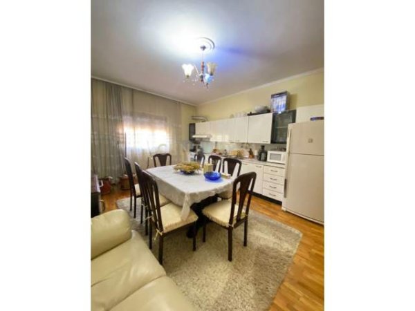 Tirane, jepet me qera apartament 2+1 Kati 2, 155 m² 450 Euro (Prane Pasticeri like/Rr.Sadik Petrela, Xhamlliku)