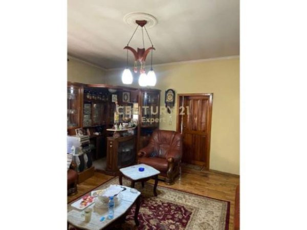 Tirane, jepet me qera apartament 2+1 Kati 2, 155 m² 450 Euro (Prane Pasticeri like/Rr.Sadik Petrela, Xhamlliku)