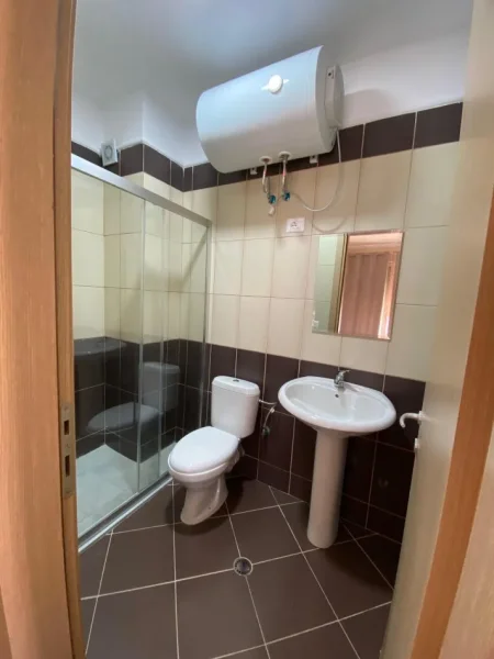 Tirane, jepet me qera apartament 2+1+Ballkon Kati 4, 95 m² 500 € (Yzberisht)