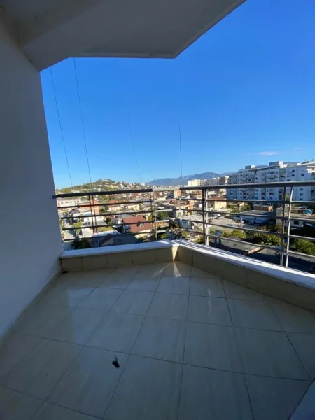 Tirane, jepet me qera apartament 2+1+Ballkon Kati 4, 95 m² 500 € (Yzberisht)