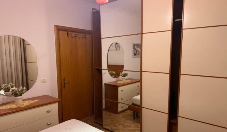Tirane, jepet me qera apartament 2+1+Ballkon Kati 8, 74 m² 600 € (Pallati me Shigjeta/Bulevardi Bajram Curri)