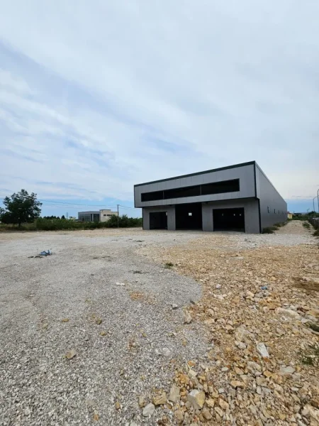 Durres, jepet me qera magazine Kati 0, 5.000 m² 6.000 € (rruga e ndroqit)