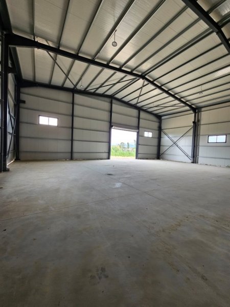 Durres, jepet me qera magazine Kati 0, 5.000 m² 6.000 € (rruga e ndroqit)