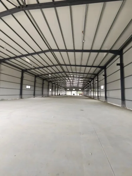 Durres, jepet me qera magazine Kati 0, 5.000 m² 6.000 € (rruga e ndroqit)