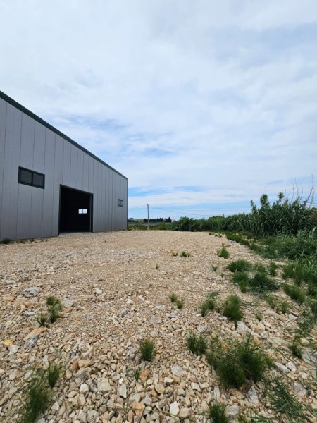 Durres, jepet me qera magazine Kati 0, 5.000 m² 6.000 € (rruga e ndroqit)