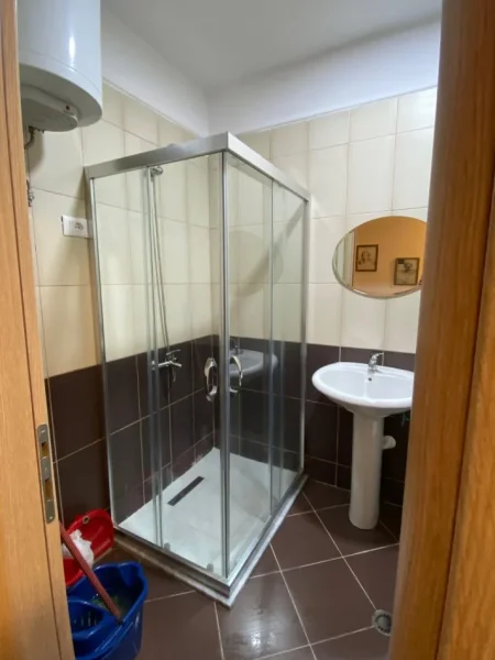 Tirane, jepet me qera apartament 2+1+Ballkon Kati 4, 110 m² 500 € (Pallatet Derveni)