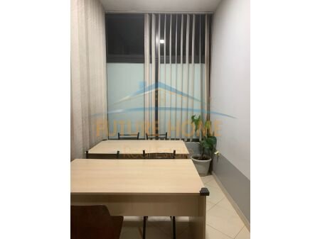 Tirane, jepet me qera ambjent biznesi Kati 1, 72 m² 900 € 