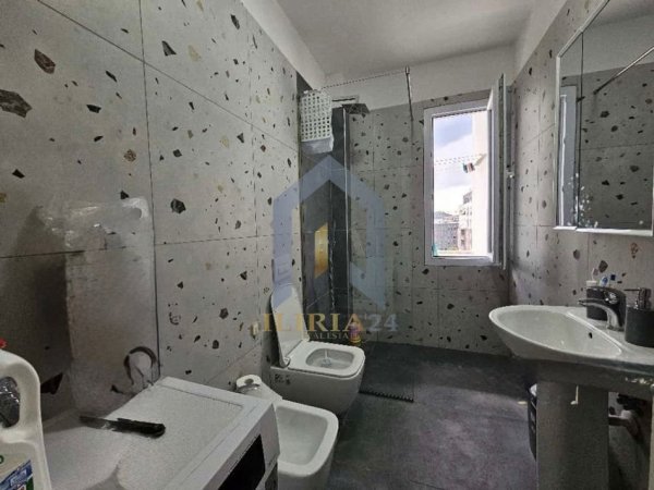 Tirane, jap me qera apartament 3+1+Ballkon Kati 9, 125 m² 750 € (Ish Fusha e Aviacionit)