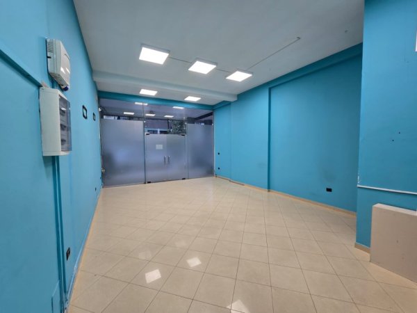 Tirane, jepet me qera dyqan Kati 0, 53 m² 600 € (Delijorgji)