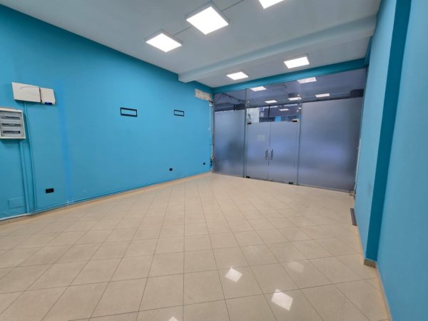 Tirane, jepet me qera dyqan Kati 0, 53 m² 600 € (Delijorgji)