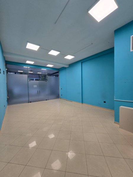 Tirane, jepet me qera dyqan Kati 0, 53 m² 600 € (Delijorgji)