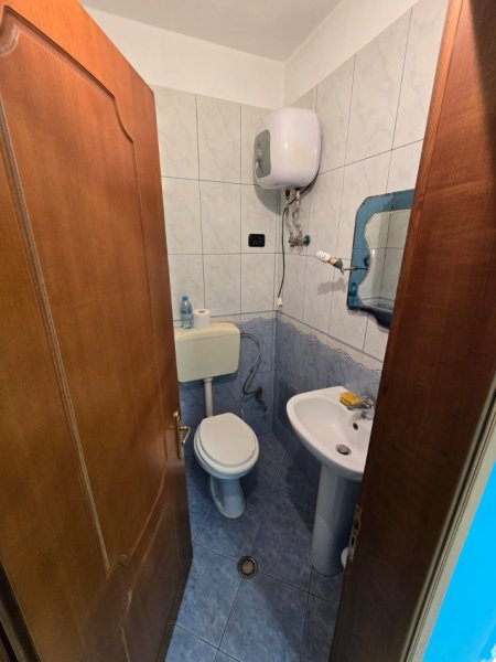 Tirane, jepet me qera dyqan Kati 0, 53 m² 600 € (Delijorgji)