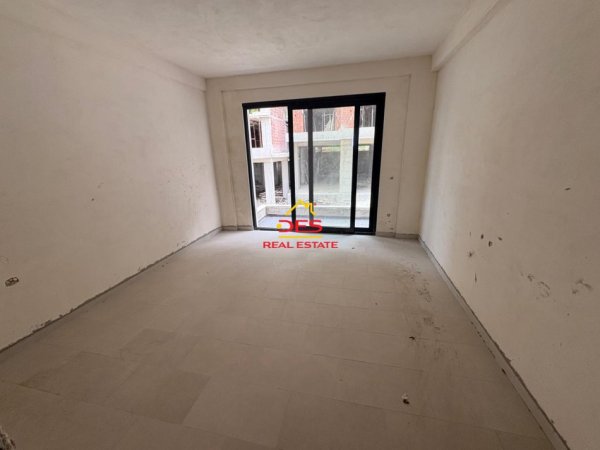 Vlore, shitet apartament 1+1+Ballkon Kati 2, 81 m² (Rruga Dhimitër Konomi)
