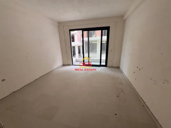 Vlore, shitet apartament 1+1+Ballkon Kati 2, 81 m² (Rruga Dhimitër Konomi)