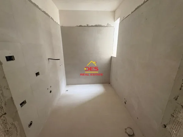 Vlore, shitet apartament 1+1+Ballkon Kati 2, 81 m² (Rruga Dhimitër Konomi)