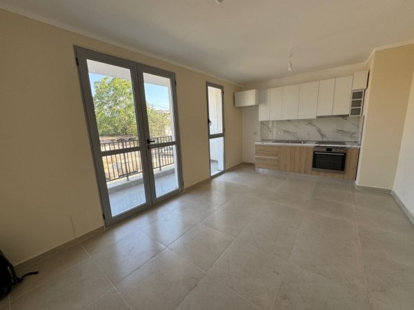 Tirane, jepet me qera apartament 2+1+Ballkon Kati 2, 88 m² 410 € (Rruga 5 Maji/Pallatet e Rindertimit)