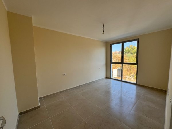 Tirane, jepet me qera apartament 2+1+Ballkon Kati 2, 88 m² 410 € (Rruga 5 Maji/Pallatet e Rindertimit)