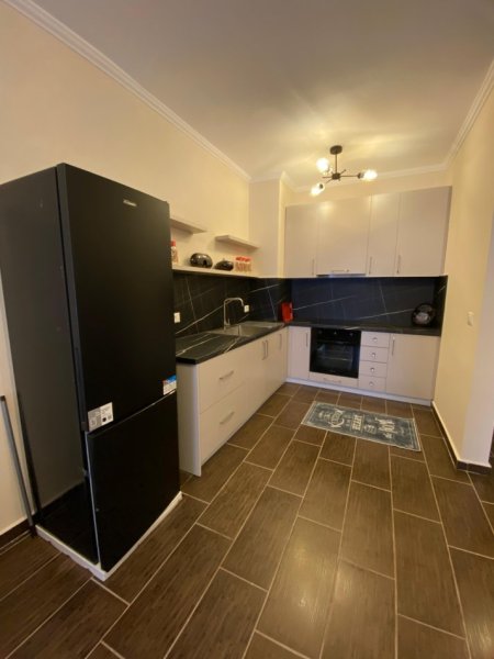Tirane, jepet me qera apartament 2+1 , 110 m² 500 € (Kombinat)