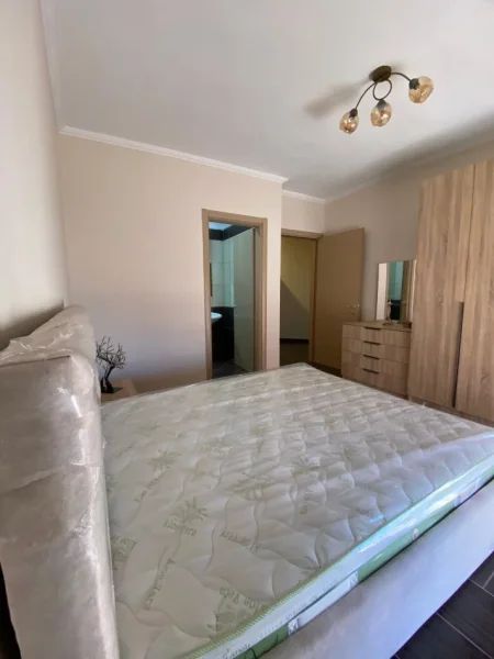 Tirane, jepet me qera apartament 2+1 , 110 m² 500 € (Kombinat)
