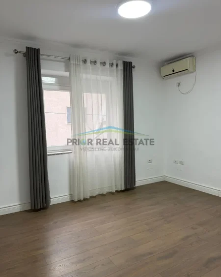 Tirane, jap me qera Ambient Biznesi  Kati 2, 120 m² 1.100 € (Sheshi Willson)