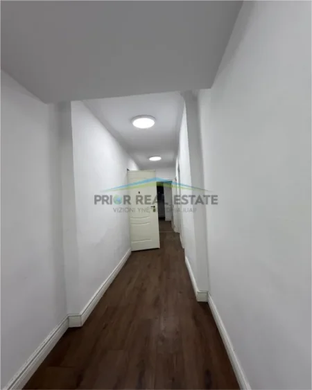 Tirane, jap me qera Ambient Biznesi  Kati 2, 120 m² 1.100 € (Sheshi Willson)