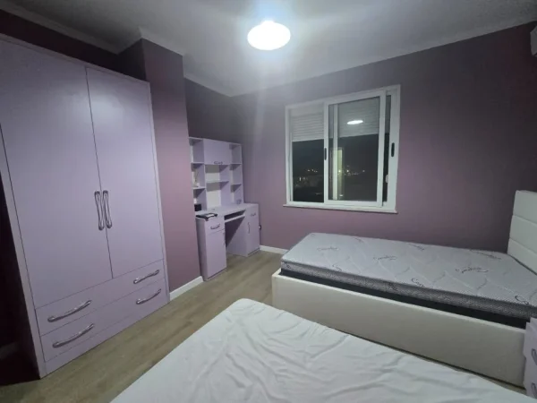 Tirane, jepet me qera apartament 2+1 Kati 11, 105 m² 700 € (Komuna e Paristit)