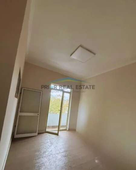 Tirane, jap me qera ambjent biznesi Kati 3, 90 m² 1.000 € (Sheshi willson)