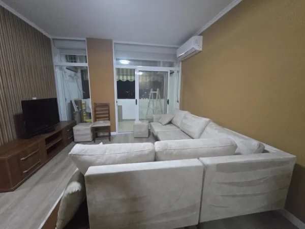 Tirane, jepet me qera apartament 2+1+Ballkon Kati 10, 95 m² 700 € (Komuna e Parisit)