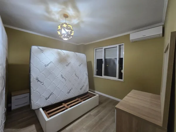 Tirane, jepet me qera apartament 2+1+Ballkon Kati 10, 95 m² 700 € (Komuna e Parisit)