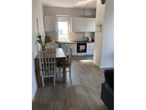 Tirane, jepet me qera apartament 2+1+Aneks+Ballkon Kati 4, 85 m² 600 € (Laprake)