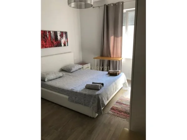 Tirane, jepet me qera apartament 2+1+Aneks+Ballkon Kati 4, 85 m² 600 € (Laprake)