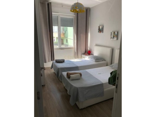 Tirane, jepet me qera apartament 2+1+Aneks+Ballkon Kati 4, 85 m² 600 € (Laprake)