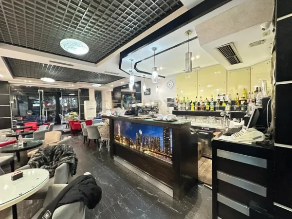 Tirane, shitet bar-kafe Kati 0, 80 m² 260.000 € (Pediatria)
