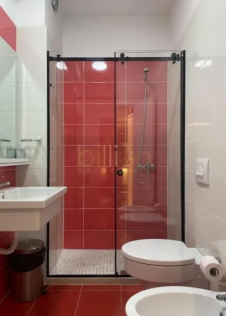 Tirane, jepet me qera 1+1+Ballkon , 61 m² 1.200 € (Qender)