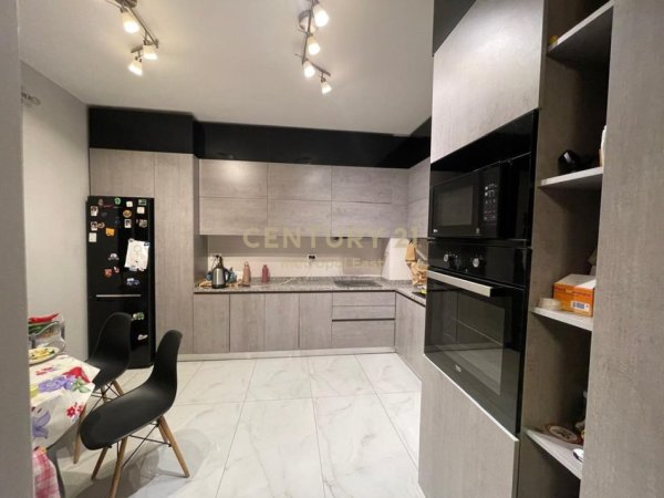 Tirane, jepet me qera apartament 3 Katshe Kati 3, 490 m² 2.500 € (Lunder)