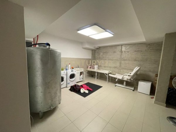 Tirane, jepet me qera apartament 3 Katshe Kati 3, 490 m² 2.500 € (Lunder)