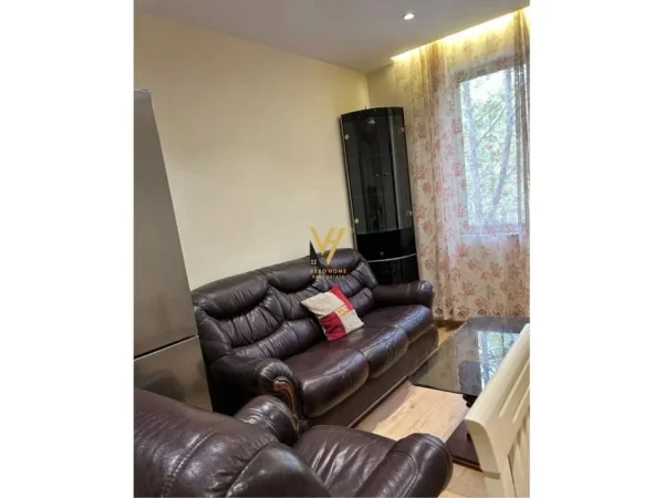 Tirane, jepet me qera apartament 2+1+Ballkon Kati 4, 50 m² 550 € (BULEVARDI “BAJRAM CURRI)