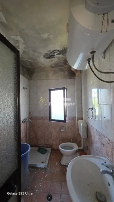 Tirane, shitet apartament 1+1 Kati 3, 63 m² 74.000 € (Kombinat)