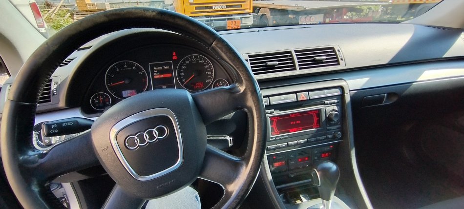 Tirane, shes makine Audi Benzin+Gaz, gri metalizato tiptronik Klima 225.000 km 4.000 €