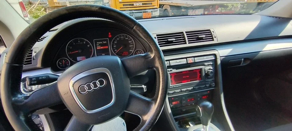 Tirane, shes makine Audi Benzin+Gaz, gri metalizato tiptronik Klima 225.000 km 3.300 €