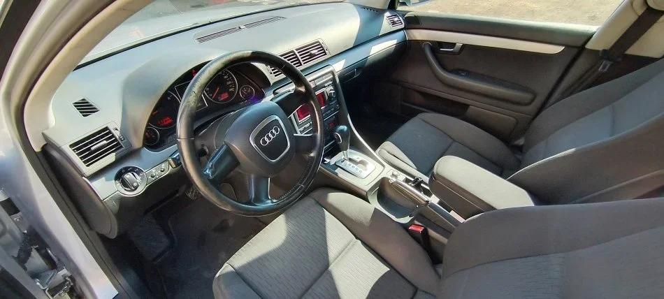 Tirane, shes makine Audi Benzin+Gaz, gri metalizato tiptronik Klima 225.000 km 3.300 €