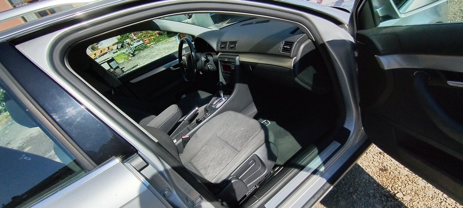 Tirane, shes makine Audi Benzin+Gaz, gri metalizato tiptronik Klima 225.000 km 4.000 €