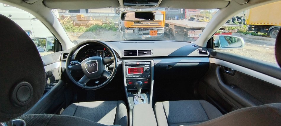 Tirane, shes makine Audi Benzin+Gaz, gri metalizato tiptronik Klima 225.000 km 4.000 €