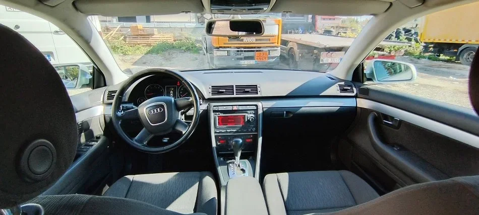 Tirane, shes makine Audi Benzin+Gaz, gri metalizato tiptronik Klima 225.000 km 3.300 €